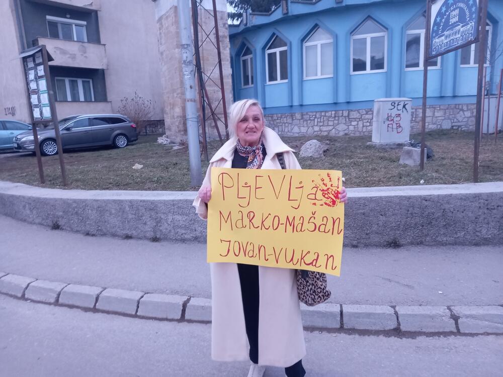 <p>Za razliku od prošlog puta kada su stvarali buku duvajući u pištaljke i trube, građani su večeras tišinom iskazali svoj protest</p>