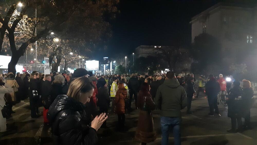 <p>Studenti traže smjenu ministra unutrašnjih poslova Danila Šaranovića i potpredsjednika Vlade za bezbjednost i odbranu Alekse Bečića</p>