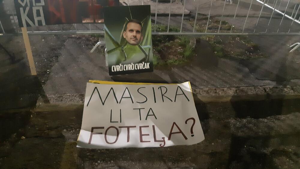 <p>Studenti traže smjenu ministra unutrašnjih poslova Danila Šaranovića i potpredsjednika Vlade za bezbjednost i odbranu Alekse Bečića</p>