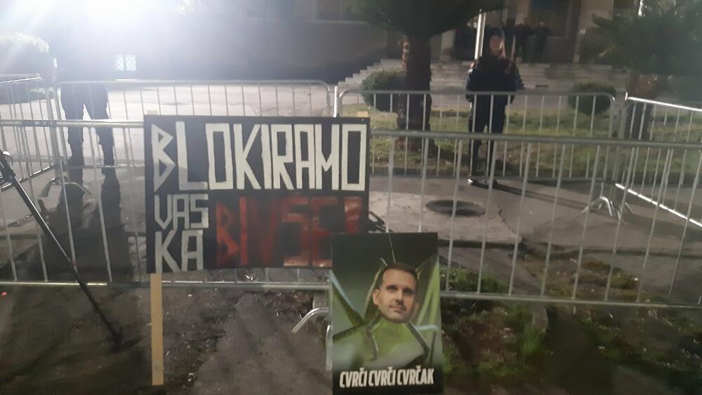 <p>Studenti traže smjenu ministra unutrašnjih poslova Danila Šaranovića i potpredsjednika Vlade za bezbjednost i odbranu Alekse Bečića</p>