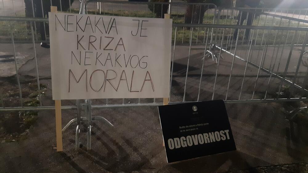 <p>Studenti traže smjenu ministra unutrašnjih poslova Danila Šaranovića i potpredsjednika Vlade za bezbjednost i odbranu Alekse Bečića</p>