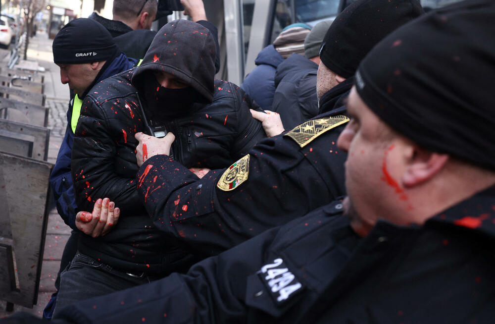 <p>Ekstremno desničarska proruska partija "Vazraždane" organizovala je skup na kojem je bilo od 2.000 do 3.000 protivnika uvođenja eura u Bugarskoj, članici EU koja želi da usvoji jedinstvenu valutu.</p>