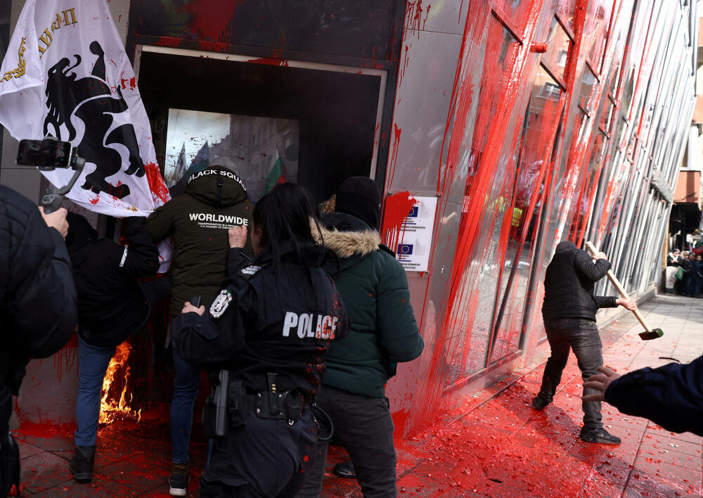 <p>Ekstremno desničarska proruska partija "Vazraždane" organizovala je skup na kojem je bilo od 2.000 do 3.000 protivnika uvođenja eura u Bugarskoj, članici EU koja želi da usvoji jedinstvenu valutu.</p>