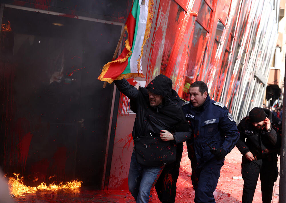 <p>Ekstremno desničarska proruska partija "Vazraždane" organizovala je skup na kojem je bilo od 2.000 do 3.000 protivnika uvođenja eura u Bugarskoj, članici EU koja želi da usvoji jedinstvenu valutu.</p>