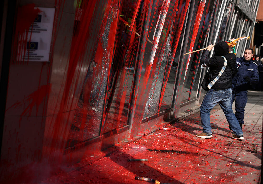 <p>Ekstremno desničarska proruska partija "Vazraždane" organizovala je skup na kojem je bilo od 2.000 do 3.000 protivnika uvođenja eura u Bugarskoj, članici EU koja želi da usvoji jedinstvenu valutu.</p>