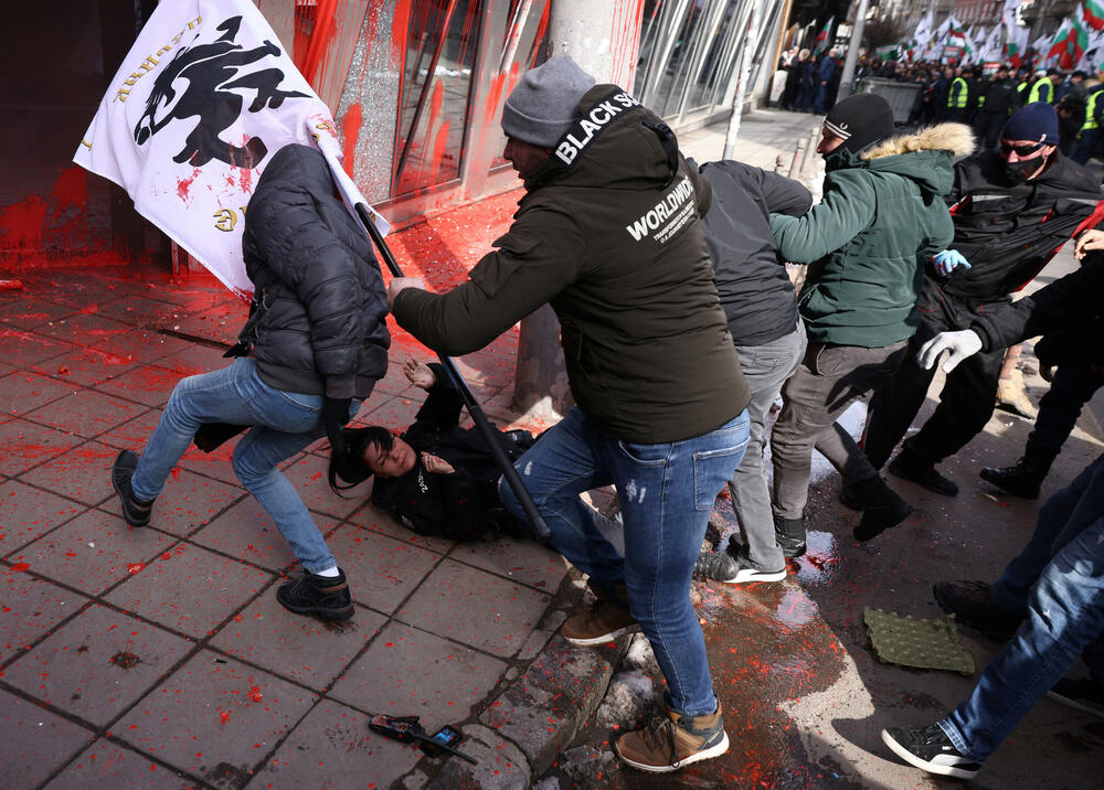 <p>Ekstremno desničarska proruska partija "Vazraždane" organizovala je skup na kojem je bilo od 2.000 do 3.000 protivnika uvođenja eura u Bugarskoj, članici EU koja želi da usvoji jedinstvenu valutu.</p>