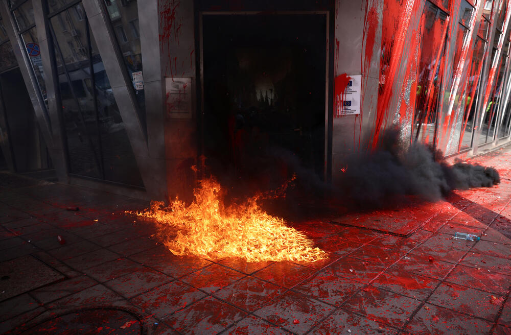 <p>Ekstremno desničarska proruska partija "Vazraždane" organizovala je skup na kojem je bilo od 2.000 do 3.000 protivnika uvođenja eura u Bugarskoj, članici EU koja želi da usvoji jedinstvenu valutu.</p>