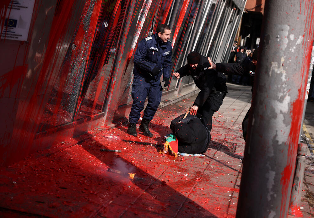 <p>Ekstremno desničarska proruska partija "Vazraždane" organizovala je skup na kojem je bilo od 2.000 do 3.000 protivnika uvođenja eura u Bugarskoj, članici EU koja želi da usvoji jedinstvenu valutu.</p>