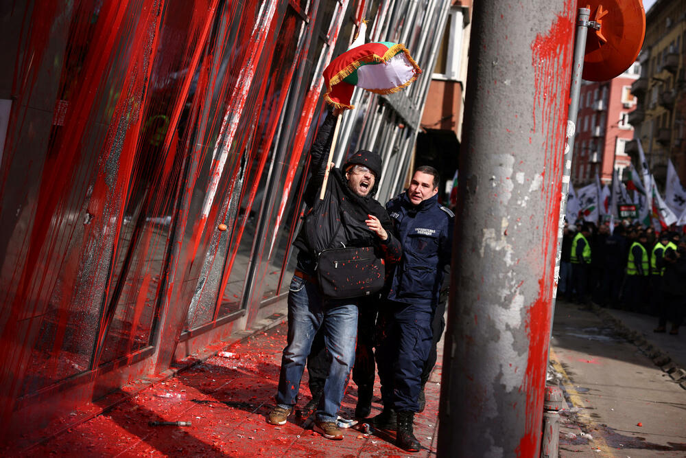 <p>Ekstremno desničarska proruska partija "Vazraždane" organizovala je skup na kojem je bilo od 2.000 do 3.000 protivnika uvođenja eura u Bugarskoj, članici EU koja želi da usvoji jedinstvenu valutu.</p>