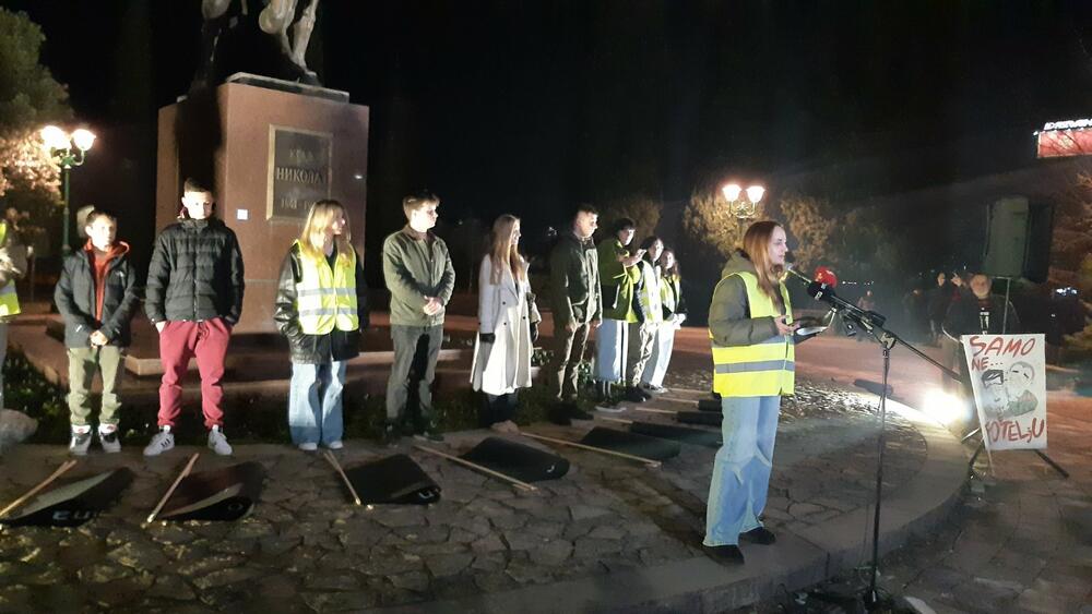 <p>Studenti traže smjenu ministra unutrašnjih poslova Danila Šaranovića i potpredsjednika Vlade za bezbjednost i odbranu Alekse Bečića</p>