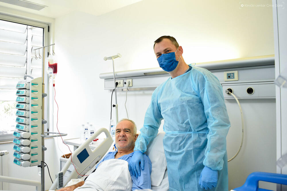 <p>"Ono što moram da kažem zbog javnosti da se zna, bubreg koji se dobija sa živog srodnika je kvaliteniji i dugotrajniji. Nažalost, svi naši pacijenti nemaju tu mogućnost da dobiju organ od živog srodnog donora, tako da ovaj program za kadaveričnu kadaveričnu transplantaciju mi moramo da razvijamo", kazao je direktor KCCG, Aleksandar Radović na konferenciji za medije</p>