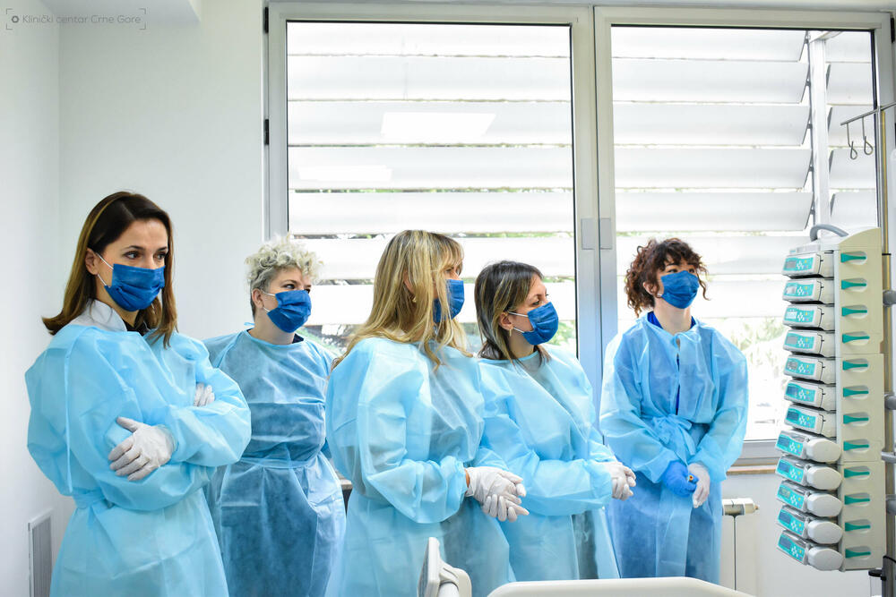 <p>"Ono što moram da kažem zbog javnosti da se zna, bubreg koji se dobija sa živog srodnika je kvaliteniji i dugotrajniji. Nažalost, svi naši pacijenti nemaju tu mogućnost da dobiju organ od živog srodnog donora, tako da ovaj program za kadaveričnu kadaveričnu transplantaciju mi moramo da razvijamo", kazao je direktor KCCG, Aleksandar Radović na konferenciji za medije</p>