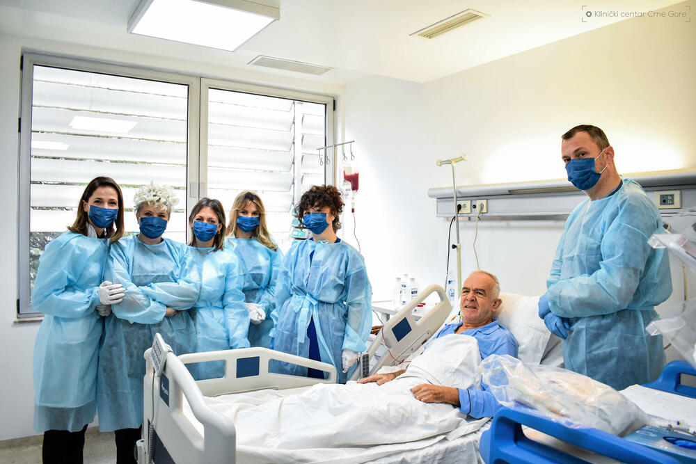 <p>"Ono što moram da kažem zbog javnosti da se zna, bubreg koji se dobija sa živog srodnika je kvaliteniji i dugotrajniji. Nažalost, svi naši pacijenti nemaju tu mogućnost da dobiju organ od živog srodnog donora, tako da ovaj program za kadaveričnu kadaveričnu transplantaciju mi moramo da razvijamo", kazao je direktor KCCG, Aleksandar Radović na konferenciji za medije</p>