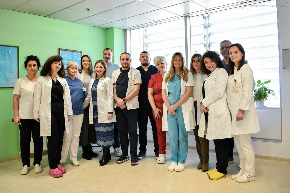 <p>"Ono što moram da kažem zbog javnosti da se zna, bubreg koji se dobija sa živog srodnika je kvaliteniji i dugotrajniji. Nažalost, svi naši pacijenti nemaju tu mogućnost da dobiju organ od živog srodnog donora, tako da ovaj program za kadaveričnu kadaveričnu transplantaciju mi moramo da razvijamo", kazao je direktor KCCG, Aleksandar Radović na konferenciji za medije</p>