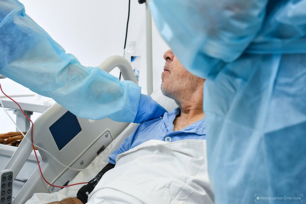 <p>"Ono što moram da kažem zbog javnosti da se zna, bubreg koji se dobija sa živog srodnika je kvaliteniji i dugotrajniji. Nažalost, svi naši pacijenti nemaju tu mogućnost da dobiju organ od živog srodnog donora, tako da ovaj program za kadaveričnu kadaveričnu transplantaciju mi moramo da razvijamo", kazao je direktor KCCG, Aleksandar Radović na konferenciji za medije</p>