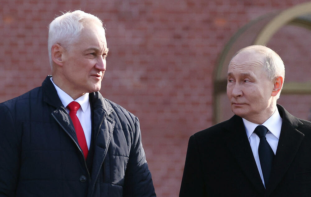 <p>"Danas u kontekstu brzih promjena u svijetu, naša strategija jačanja i razvoja oružanih snaga ostaje nepromijenjena", izjavio je Putin u govoru povodom Dana branilaca otadžbine, te uoči treće godišnjice od početka ruske invazije na Ukrajinu</p>