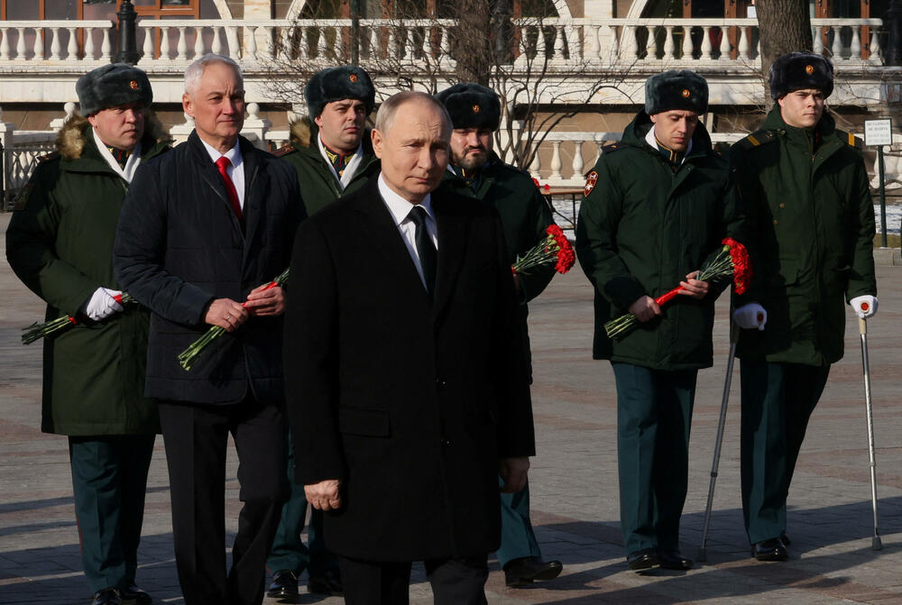 <p>"Danas u kontekstu brzih promjena u svijetu, naša strategija jačanja i razvoja oružanih snaga ostaje nepromijenjena", izjavio je Putin u govoru povodom Dana branilaca otadžbine, te uoči treće godišnjice od početka ruske invazije na Ukrajinu</p>