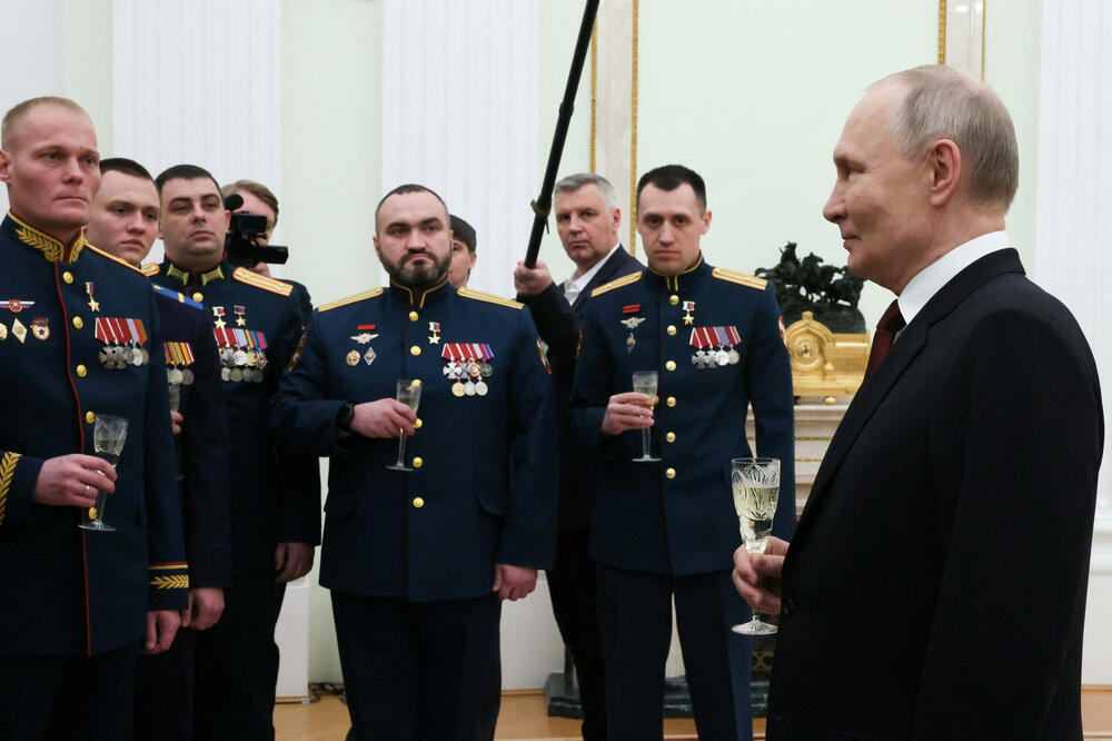 Putin sa vojnicima, Foto: Reuters