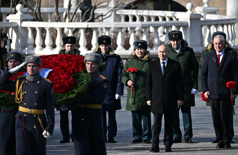 <p>"Danas u kontekstu brzih promjena u svijetu, naša strategija jačanja i razvoja oružanih snaga ostaje nepromijenjena", izjavio je Putin u govoru povodom Dana branilaca otadžbine, te uoči treće godišnjice od početka ruske invazije na Ukrajinu</p>
