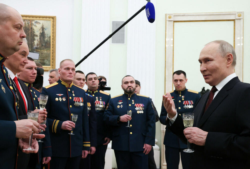 <p>"Danas u kontekstu brzih promjena u svijetu, naša strategija jačanja i razvoja oružanih snaga ostaje nepromijenjena", izjavio je Putin u govoru povodom Dana branilaca otadžbine, te uoči treće godišnjice od početka ruske invazije na Ukrajinu</p>