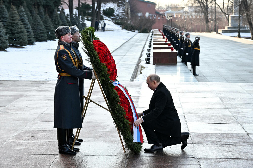 <p>"Danas u kontekstu brzih promjena u svijetu, naša strategija jačanja i razvoja oružanih snaga ostaje nepromijenjena", izjavio je Putin u govoru povodom Dana branilaca otadžbine, te uoči treće godišnjice od početka ruske invazije na Ukrajinu</p>