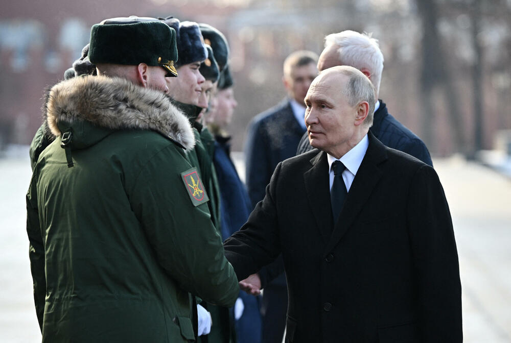 <p>"Danas u kontekstu brzih promjena u svijetu, naša strategija jačanja i razvoja oružanih snaga ostaje nepromijenjena", izjavio je Putin u govoru povodom Dana branilaca otadžbine, te uoči treće godišnjice od početka ruske invazije na Ukrajinu</p>