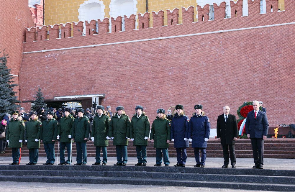 <p>"Danas u kontekstu brzih promjena u svijetu, naša strategija jačanja i razvoja oružanih snaga ostaje nepromijenjena", izjavio je Putin u govoru povodom Dana branilaca otadžbine, te uoči treće godišnjice od početka ruske invazije na Ukrajinu</p>