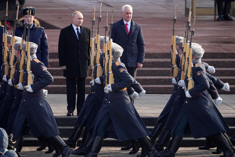 <p>"Danas u kontekstu brzih promjena u svijetu, naša strategija jačanja i razvoja oružanih snaga ostaje nepromijenjena", izjavio je Putin u govoru povodom Dana branilaca otadžbine, te uoči treće godišnjice od početka ruske invazije na Ukrajinu</p>
