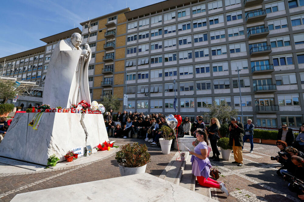 Vjernici ispred rimske bolnice Gemeli, Foto: Reuters
