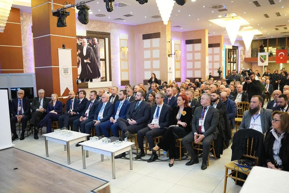 <p>"U svom obraćanju, ministar Azemović je istakao važnost dijaspore u očuvanju identiteta i kulture Bošnjaka, kao i u jačanju veza između matičnih zemalja i bošnjačkih zajednica širom svijeta"</p>