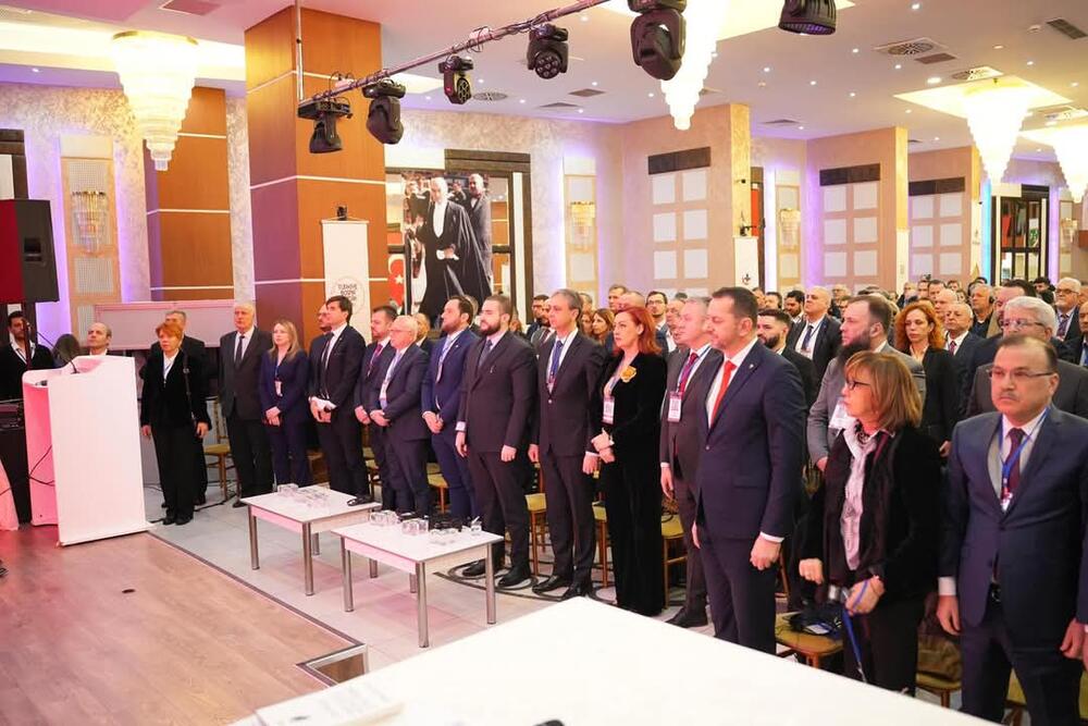 <p>"U svom obraćanju, ministar Azemović je istakao važnost dijaspore u očuvanju identiteta i kulture Bošnjaka, kao i u jačanju veza između matičnih zemalja i bošnjačkih zajednica širom svijeta"</p>