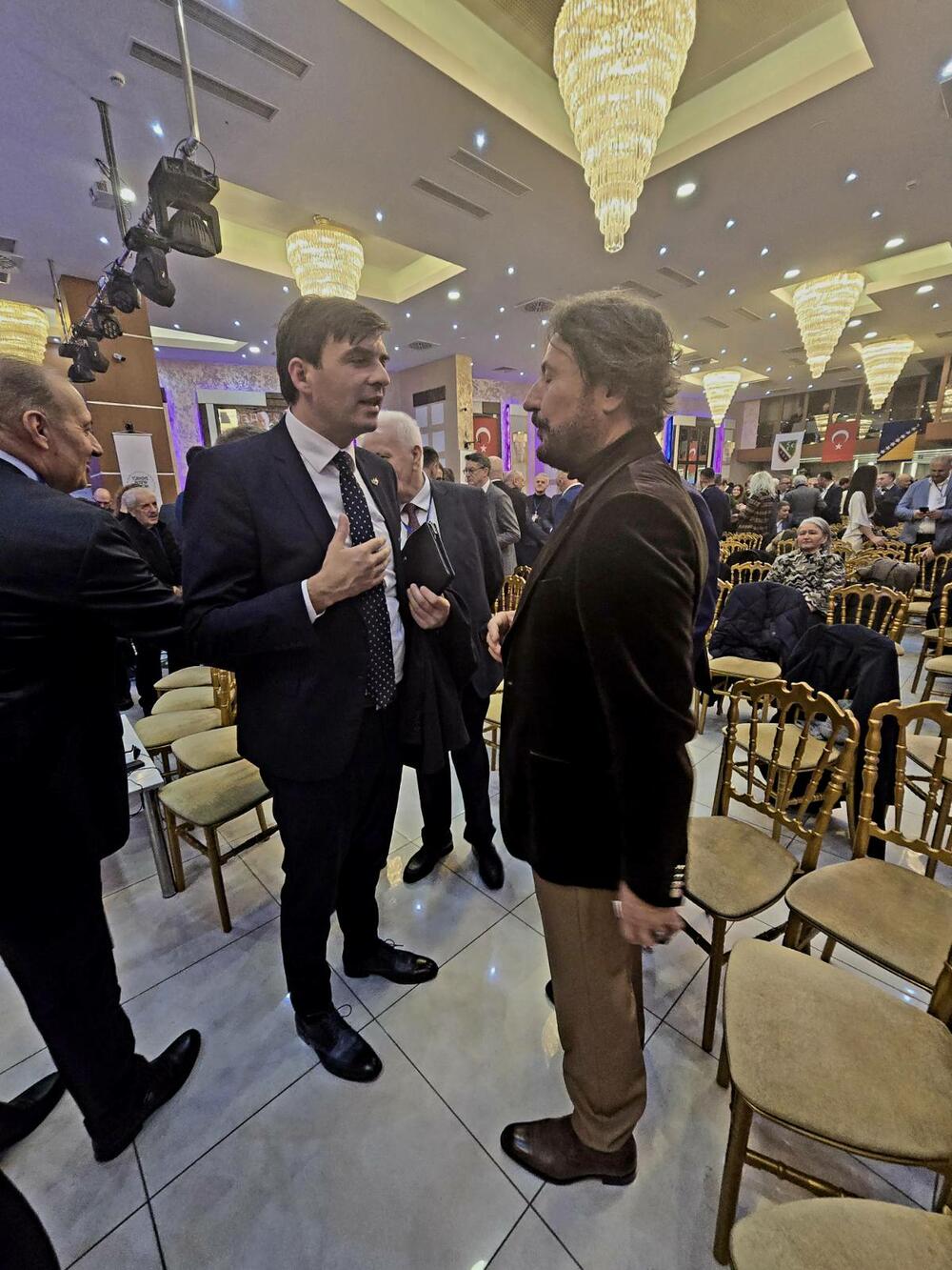 <p>"U svom obraćanju, ministar Azemović je istakao važnost dijaspore u očuvanju identiteta i kulture Bošnjaka, kao i u jačanju veza između matičnih zemalja i bošnjačkih zajednica širom svijeta"</p>