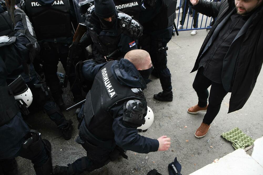 <p>Na protest je pozvala ujedinjena novosadska opozicija, čiji su odbornici pokušali da uđu u zgradu skupštine, ali ih je policija grubo fizički odgurivala</p>