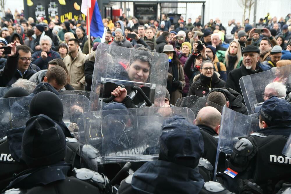 <p>Na protest je pozvala ujedinjena novosadska opozicija, čiji su odbornici pokušali da uđu u zgradu skupštine, ali ih je policija grubo fizički odgurivala</p>