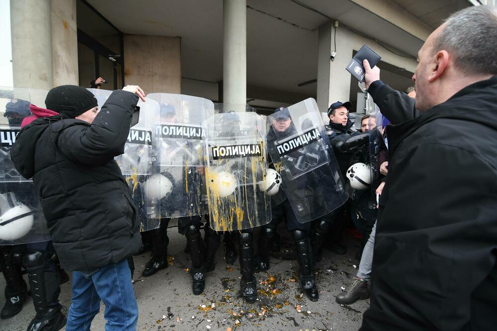 <p>Na protest je pozvala ujedinjena novosadska opozicija, čiji su odbornici pokušali da uđu u zgradu skupštine, ali ih je policija grubo fizički odgurivala</p>