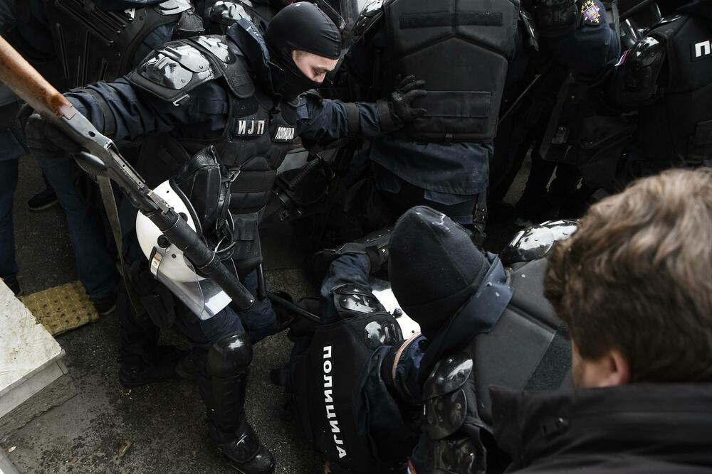 <p>Na protest je pozvala ujedinjena novosadska opozicija, čiji su odbornici pokušali da uđu u zgradu skupštine, ali ih je policija grubo fizički odgurivala</p>