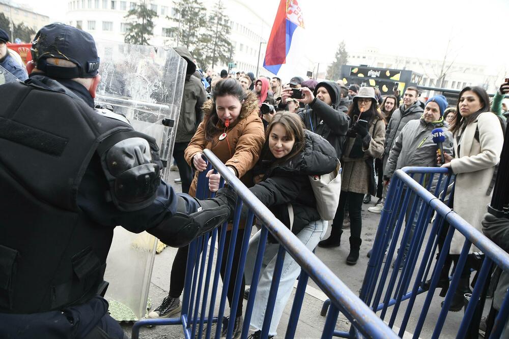 <p>Na protest je pozvala ujedinjena novosadska opozicija, čiji su odbornici pokušali da uđu u zgradu skupštine, ali ih je policija grubo fizički odgurivala</p>