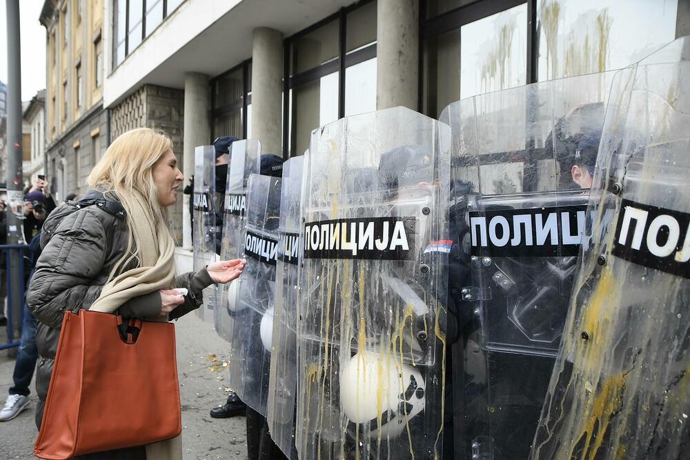 <p>Na protest je pozvala ujedinjena novosadska opozicija, čiji su odbornici pokušali da uđu u zgradu skupštine, ali ih je policija grubo fizički odgurivala</p>