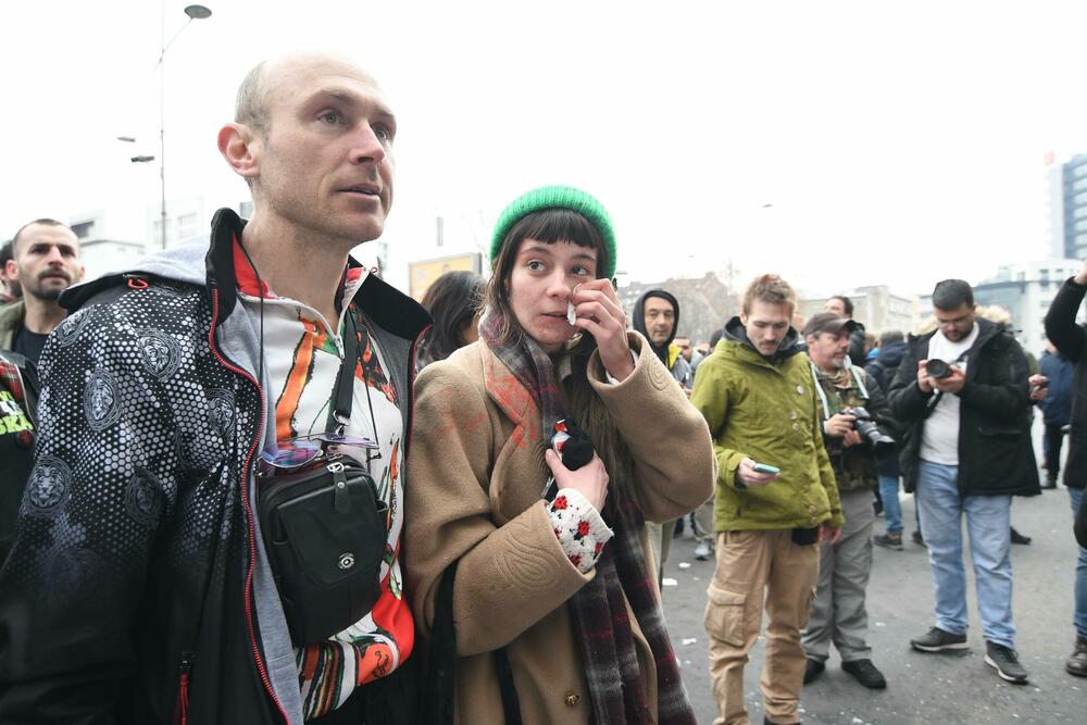 <p>Na protest je pozvala ujedinjena novosadska opozicija, čiji su odbornici pokušali da uđu u zgradu skupštine, ali ih je policija grubo fizički odgurivala</p>