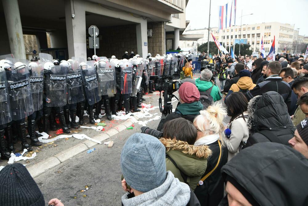 <p>Na protest je pozvala ujedinjena novosadska opozicija, čiji su odbornici pokušali da uđu u zgradu skupštine, ali ih je policija grubo fizički odgurivala</p>