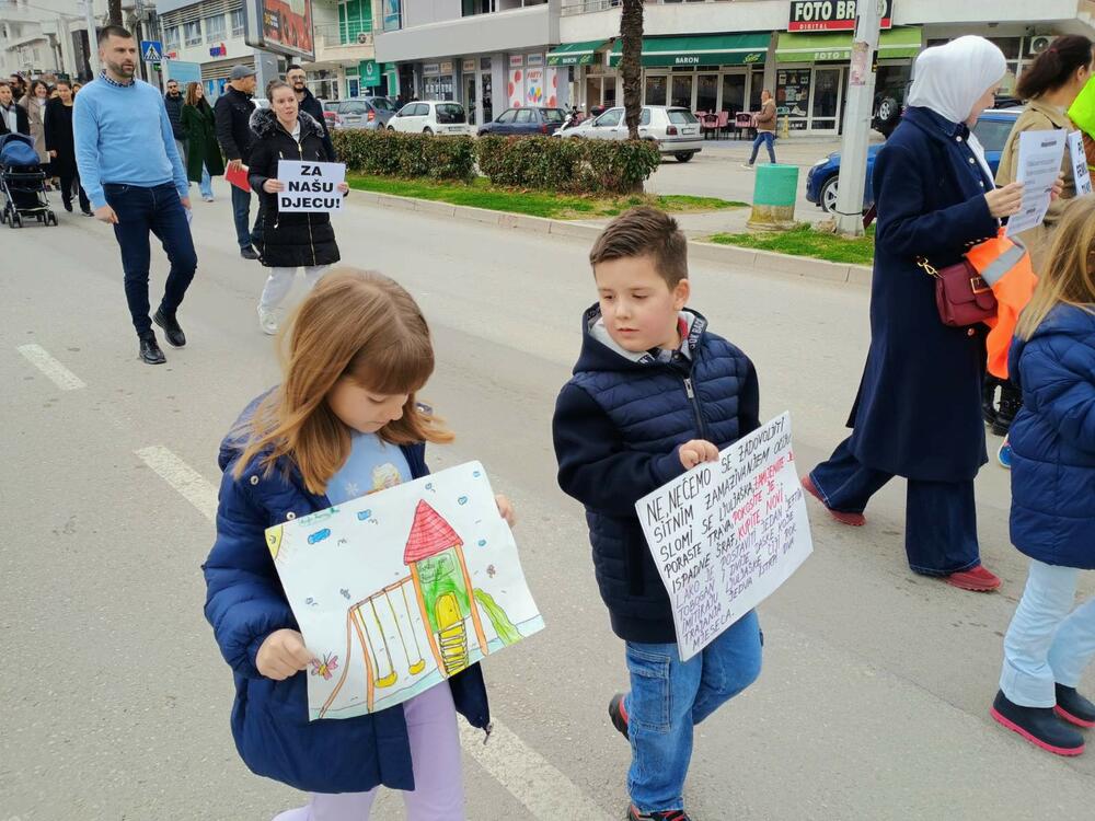 <p>Na kraju protesta, roditelji sa mještanima i djecom prošetali su do zgrade Opštine i na ulaznim stepenicima ostavili crteže mališana sa motivima dječjih igrališta i transparente "Vratimo djeci igrališta", "Za našu djecu"...</p>