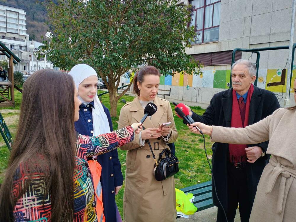 <p>Na kraju protesta, roditelji sa mještanima i djecom prošetali su do zgrade Opštine i na ulaznim stepenicima ostavili crteže mališana sa motivima dječjih igrališta i transparente "Vratimo djeci igrališta", "Za našu djecu"...</p>