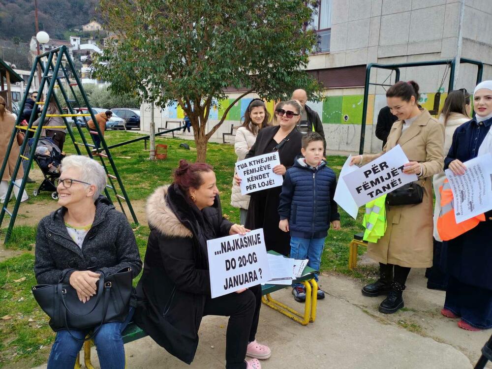 <p>Na kraju protesta, roditelji sa mještanima i djecom prošetali su do zgrade Opštine i na ulaznim stepenicima ostavili crteže mališana sa motivima dječjih igrališta i transparente "Vratimo djeci igrališta", "Za našu djecu"...</p>