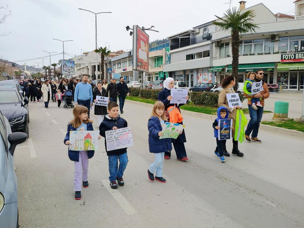 <p>Na kraju protesta, roditelji sa mještanima i djecom prošetali su do zgrade Opštine i na ulaznim stepenicima ostavili crteže mališana sa motivima dječjih igrališta i transparente "Vratimo djeci igrališta", "Za našu djecu"...</p>