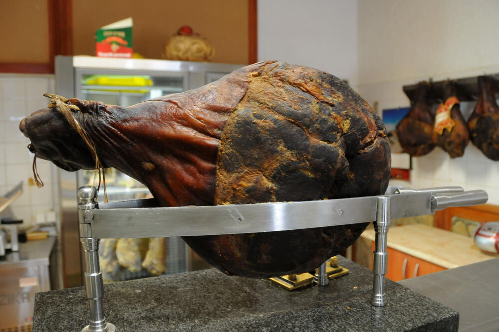 Rijetki preostali brend čiji je izvoz u porastu - njeguški pršut, Foto: Luka Zekovic