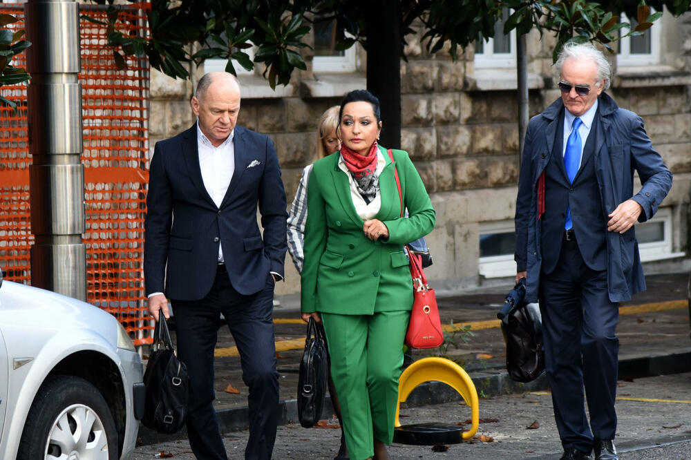 Vesna Medenica sa svojim advokatima, Foto: Luka Zekovic
