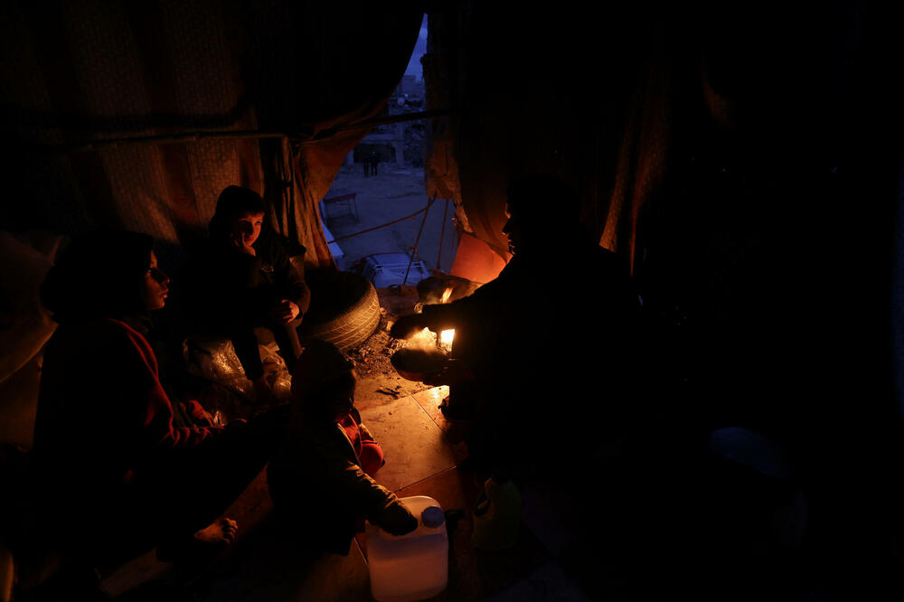 Porodica okupljena u šatoru u Kan Junisu, Foto: REUTERS