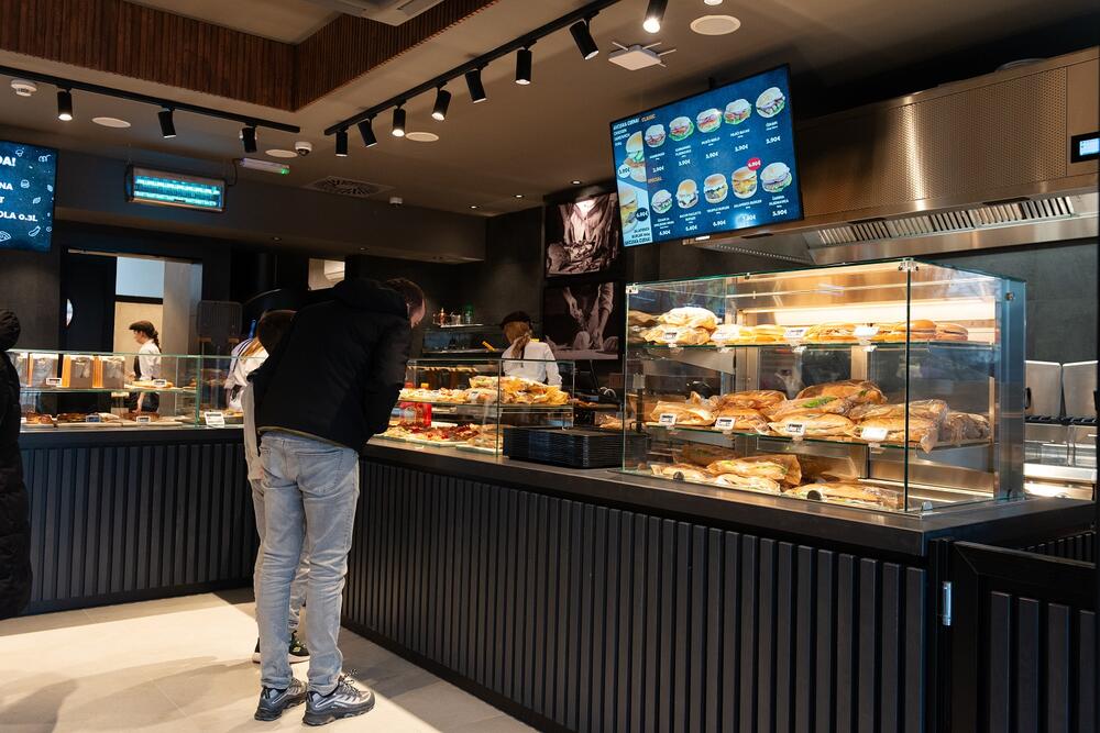 <p><em>Nova adresa, nova energija, poznati kvalitet! IzVOLIte - najbolji zalogaji zaslužuju da budu na dohvat ruke.</em></p>