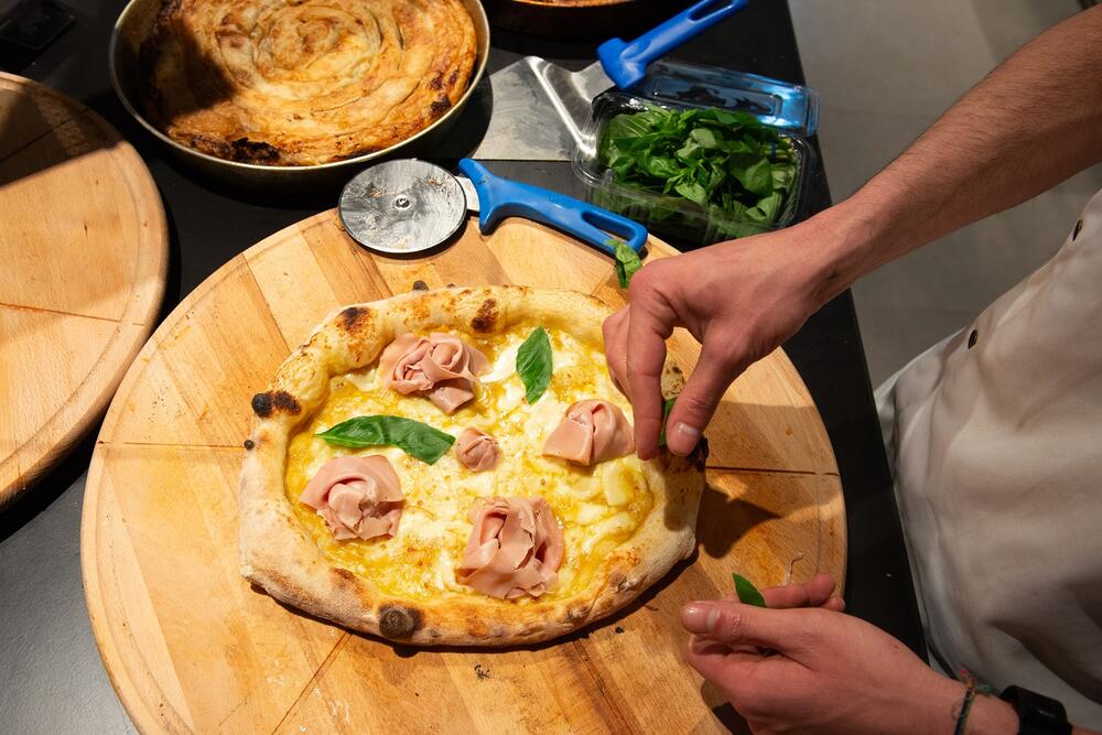 <p><em>Nova adresa, nova energija, poznati kvalitet! IzVOLIte - najbolji zalogaji zaslužuju da budu na dohvat ruke.</em></p>