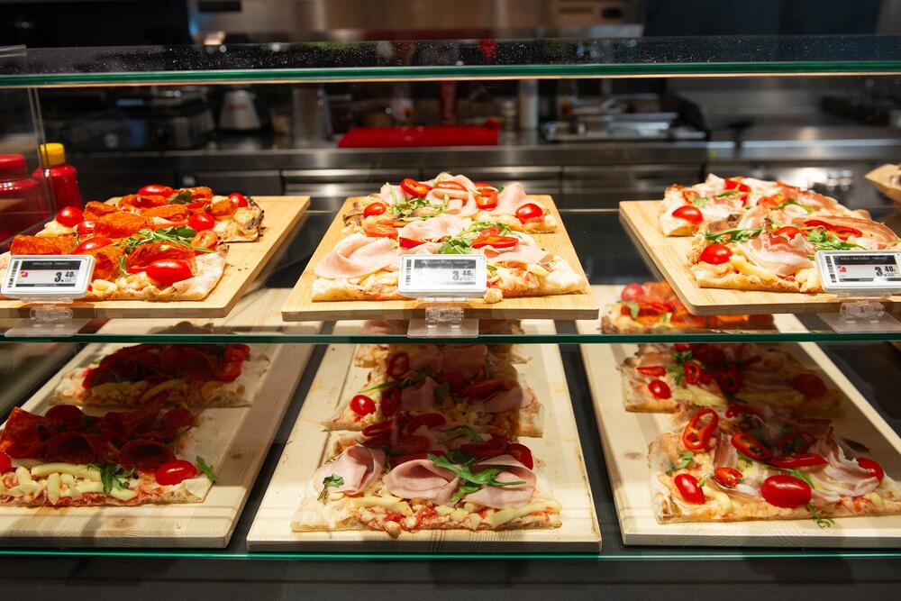 <p><em>Nova adresa, nova energija, poznati kvalitet! IzVOLIte - najbolji zalogaji zaslužuju da budu na dohvat ruke.</em></p>